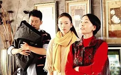 結婚彩禮收30萬,生下女孩婆婆逼離婚,看到一張紙我恨死媽