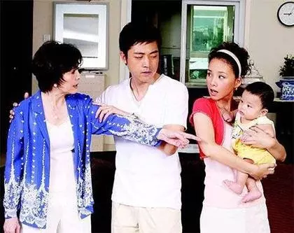 結婚彩禮收30萬,生下女孩婆婆逼離婚,看到一張紙我恨死媽