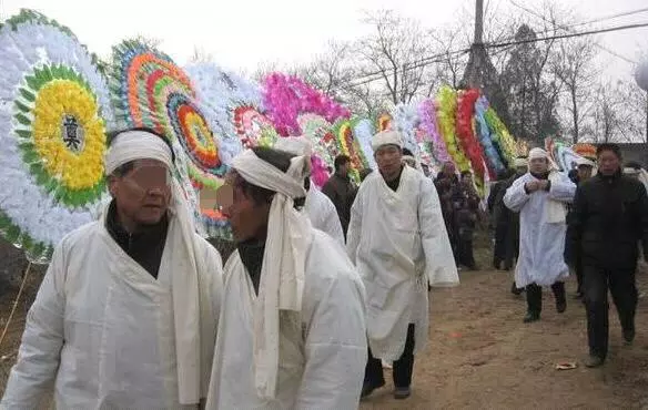 老公大舅媽去世,婆婆要我披麻戴孝去哭喪,為這事我和老公鬧離婚