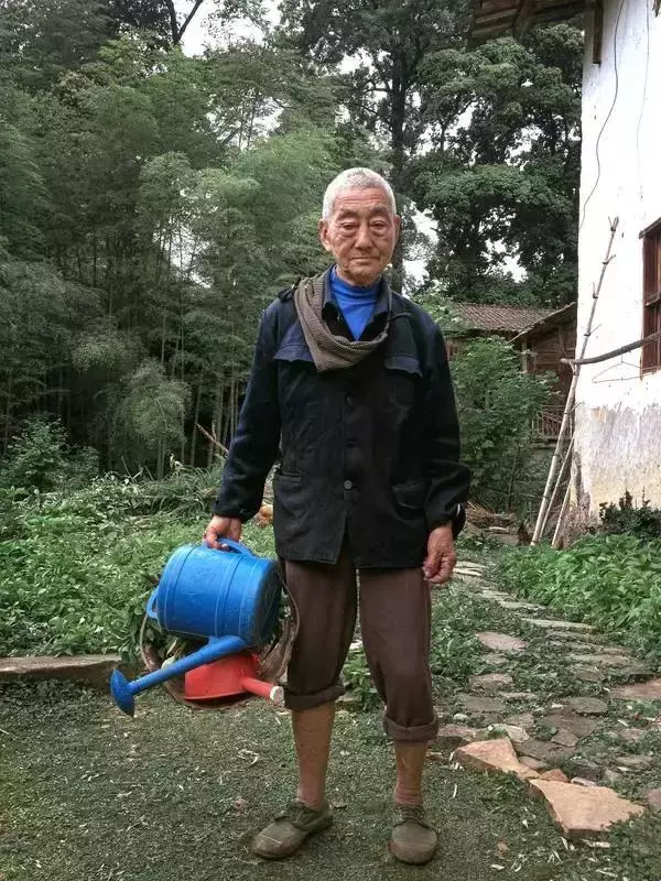 孫子把85歲的爺爺接到廈門,拍了一組照片,結果帥遍頭條