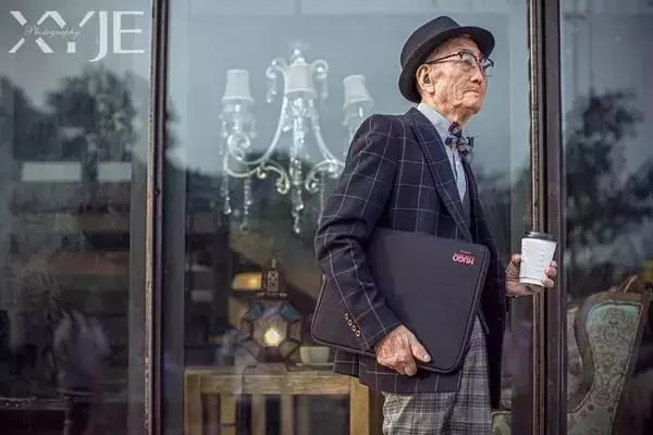 孫子把85歲的爺爺接到廈門,拍了一組照片,結果帥遍頭條