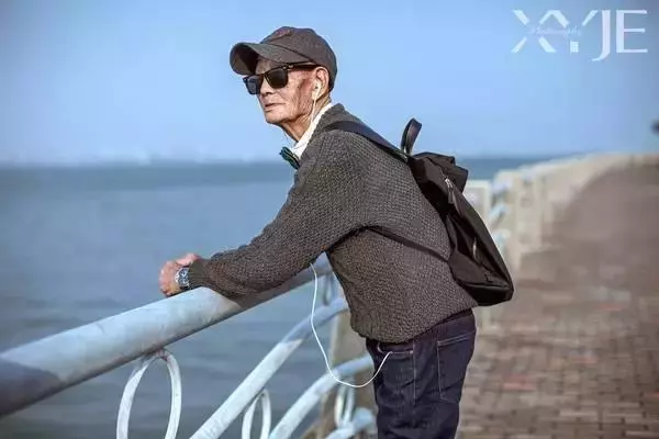 孫子把85歲的爺爺接到廈門,拍了一組照片,結果帥遍頭條