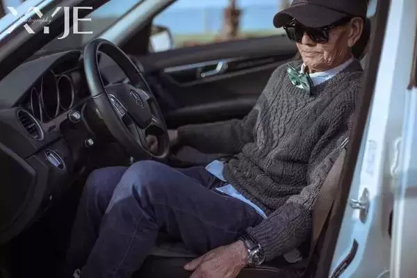 孫子把85歲的爺爺接到廈門,拍了一組照片,結果帥遍頭條