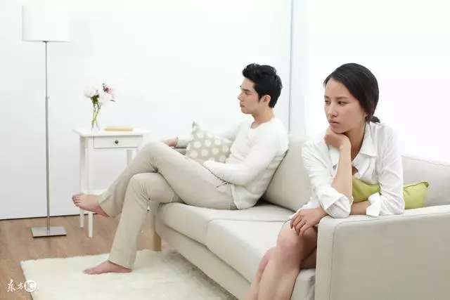 女兒拿著老婆的手機,我聽到一個聊天記錄的語音,我把手機砸了