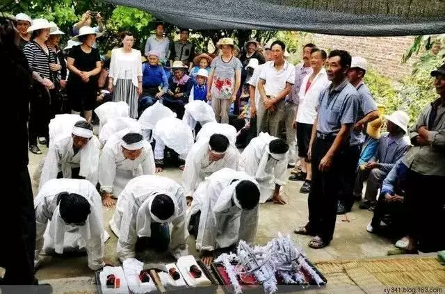 婆婆臨終告訴弟弟地下埋有寶貝,看到寶貝,舅舅笑了,弟弟哭了