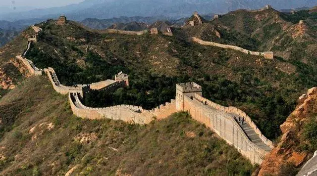 長城為何能千年不倒?秦始皇往裡加了一樣東西,現代人都不捨得用