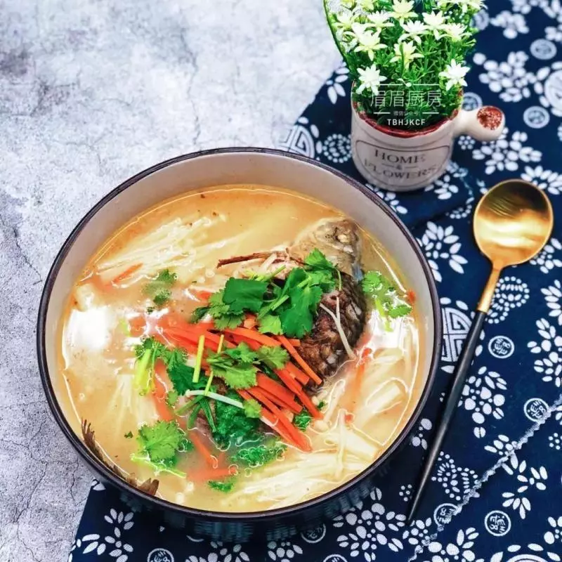 又鮮又香的金針菇鯽魚湯,一上桌就搶著喝湯!