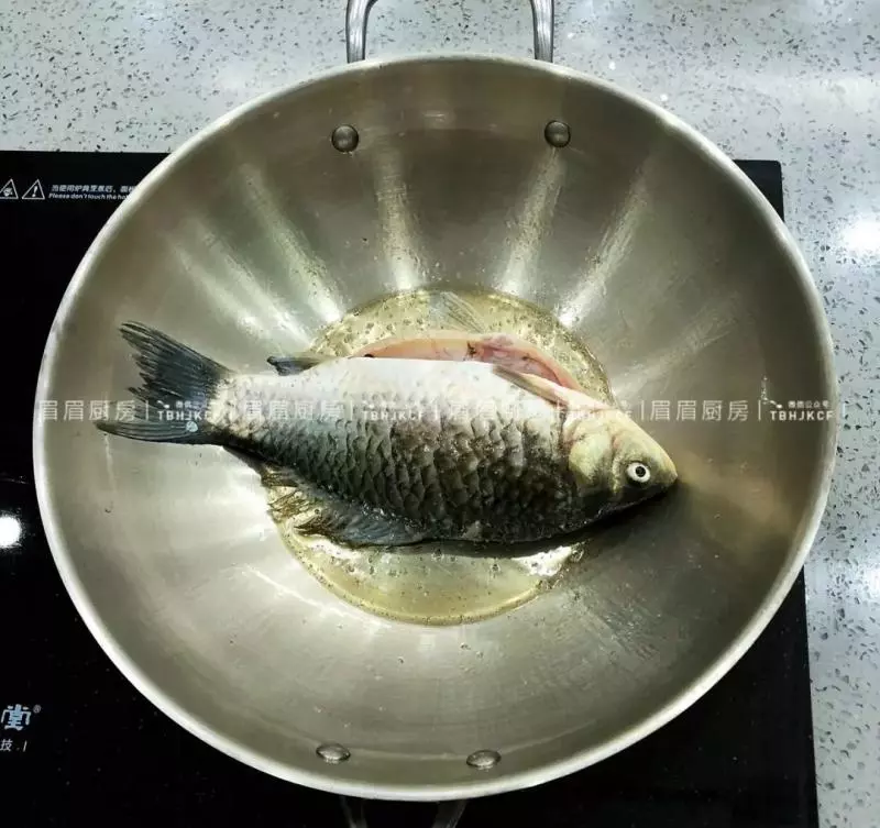 又鮮又香的金針菇鯽魚湯,一上桌就搶著喝湯!