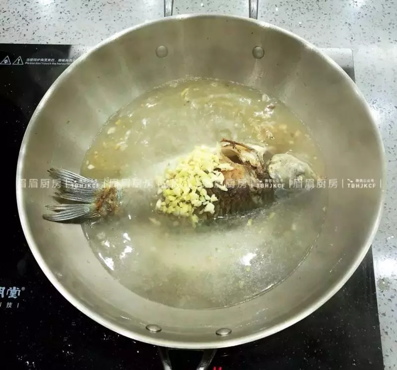 又鮮又香的金針菇鯽魚湯,一上桌就搶著喝湯!