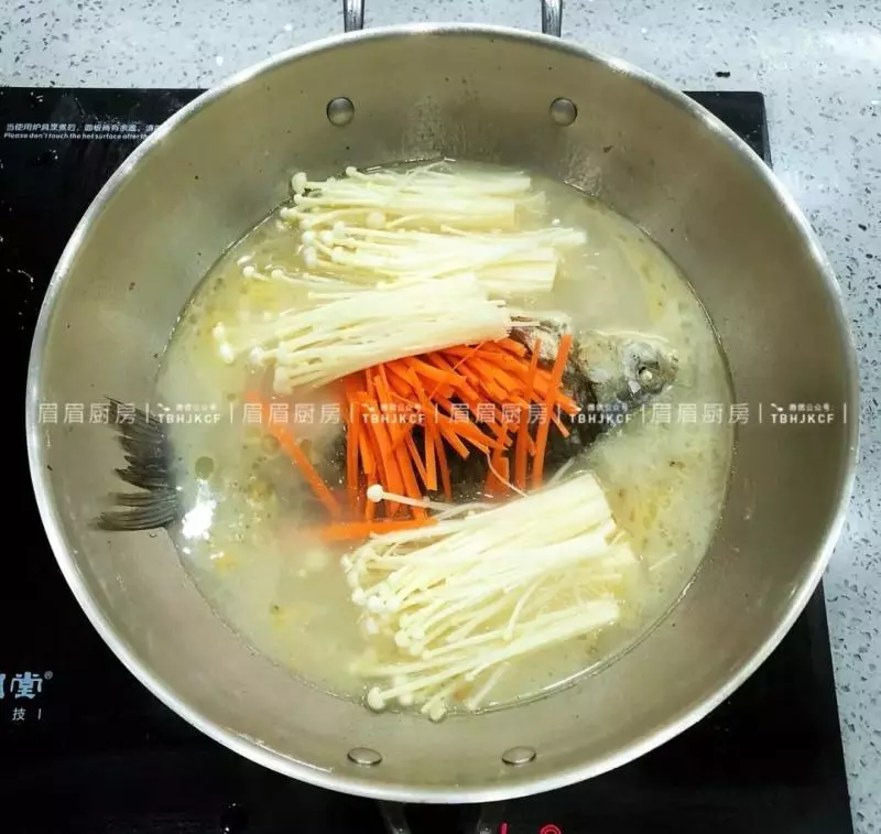 又鮮又香的金針菇鯽魚湯,一上桌就搶著喝湯!