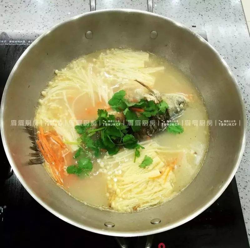 又鮮又香的金針菇鯽魚湯,一上桌就搶著喝湯!