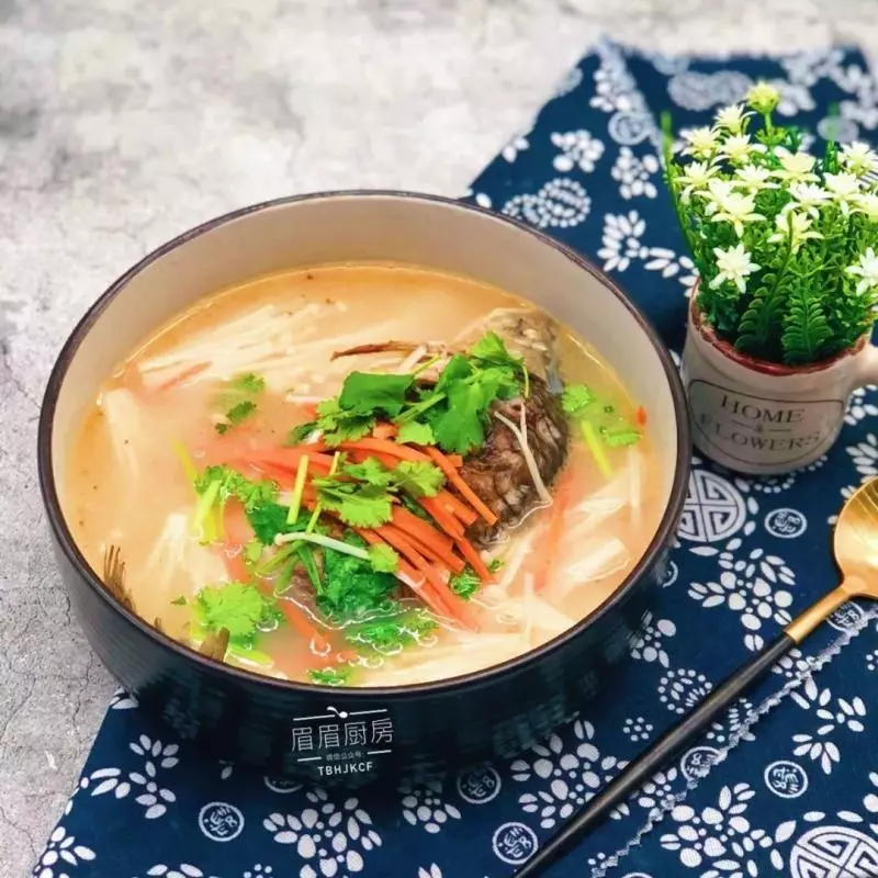 又鮮又香的金針菇鯽魚湯,一上桌就搶著喝湯!