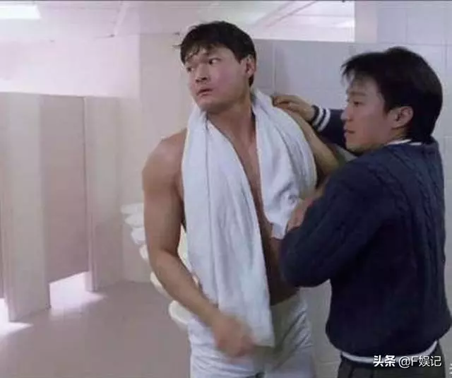 這位男藝人年輕時身材很健碩讓人羨慕,演了幾部電影就讓大家印象深刻, 如今發福到認不出!