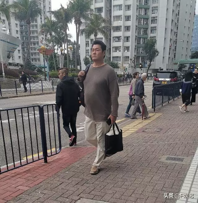 這位男藝人年輕時身材很健碩讓人羨慕,演了幾部電影就讓大家印象深刻, 如今發福到認不出!