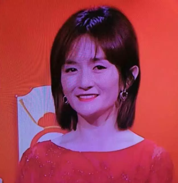 一直在大家心中活潑可愛的小女生,現在似乎大變樣,謝娜主持近照顏值堪憂,無修圖臉頰凹陷似50歲老太!