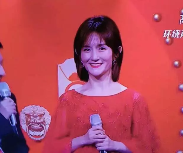 一直在大家心中活潑可愛的小女生,現在似乎大變樣,謝娜主持近照顏值堪憂,無修圖臉頰凹陷似50歲老太!