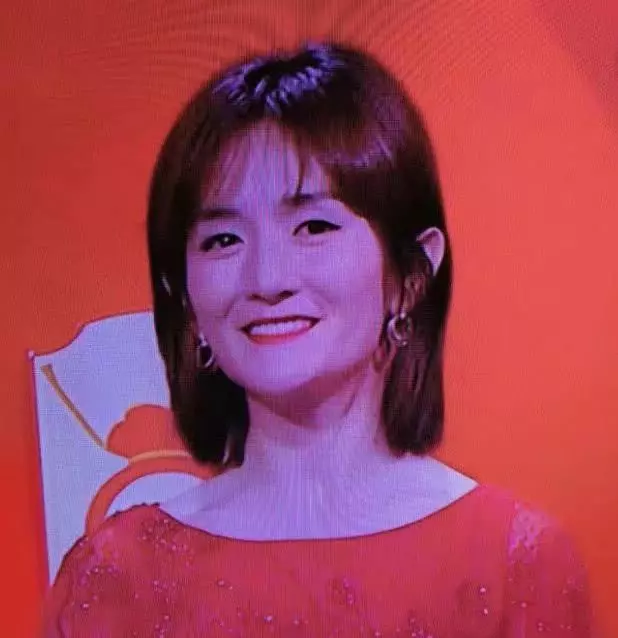一直在大家心中活潑可愛的小女生,現在似乎大變樣,謝娜主持近照顏值堪憂,無修圖臉頰凹陷似50歲老太!