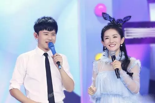 一直在大家心中活潑可愛的小女生,現在似乎大變樣,謝娜主持近照顏值堪憂,無修圖臉頰凹陷似50歲老太!