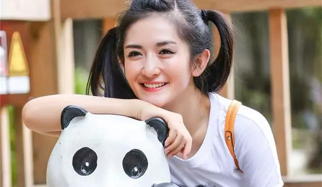 一直在大家心中活潑可愛的小女生,現在似乎大變樣,謝娜主持近照顏值堪憂,無修圖臉頰凹陷似50歲老太!