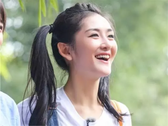 一直在大家心中活潑可愛的小女生,現在似乎大變樣,謝娜主持近照顏值堪憂,無修圖臉頰凹陷似50歲老太!