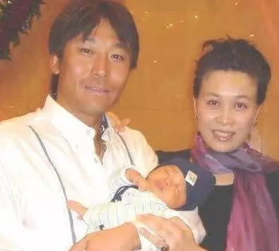 那英兒子已經15歲,看過外貌不禁誇讚基因強大,可憐父親現在卻落得如此不堪~