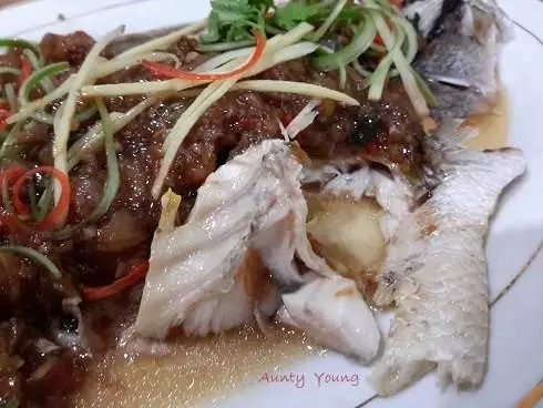 菜脯蒸魚 (PRESERVED RADISH STEAMED FISH)