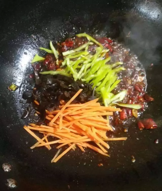 魚香肉絲炒麵,面這樣做太好吃了