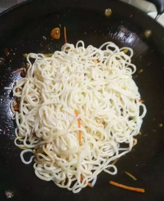 魚香肉絲炒麵,面這樣做太好吃了