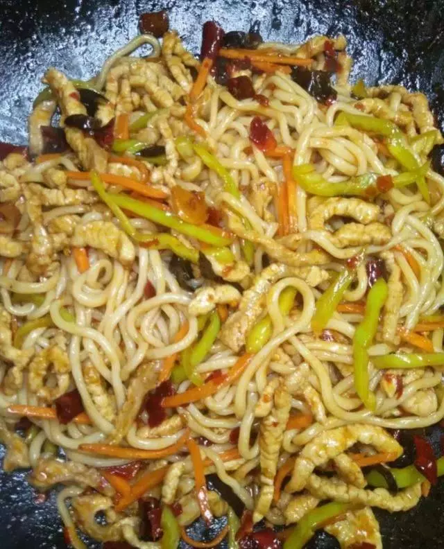 魚香肉絲炒麵,面這樣做太好吃了