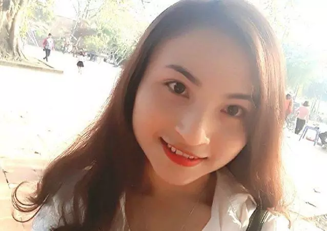 乖巧懂事的美緣在菜市場上跟母親一起買雞,希望能早點收工回家吃飯