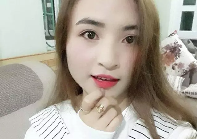 乖巧懂事的美緣在菜市場上跟母親一起買雞,希望能早點收工回家吃飯