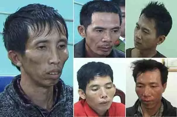 乖巧懂事的美緣在菜市場上跟母親一起買雞,希望能早點收工回家吃飯