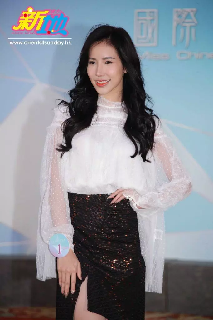 【Aunty來參選?】2019國際中華小姐佳麗首次亮相, 服裝打扮都好老水, 還有一個還露出「白色內衣」若隱若現!?