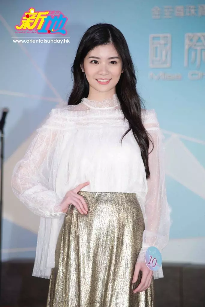 【Aunty來參選?】2019國際中華小姐佳麗首次亮相, 服裝打扮都好老水, 還有一個還露出「白色內衣」若隱若現!?