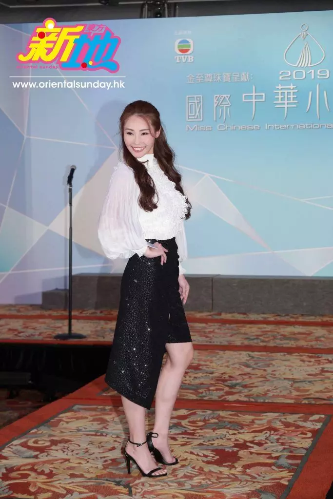 【Aunty來參選?】2019國際中華小姐佳麗首次亮相, 服裝打扮都好老水, 還有一個還露出「白色內衣」若隱若現!?