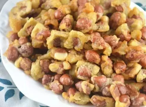 她把雞蛋打在花生米里,結果好吃到爆了!大家都搶著吃