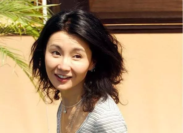 54歲張曼玉罕見現身,化濃妝遮蓋老成這樣?網友:歲月對她太殘忍!