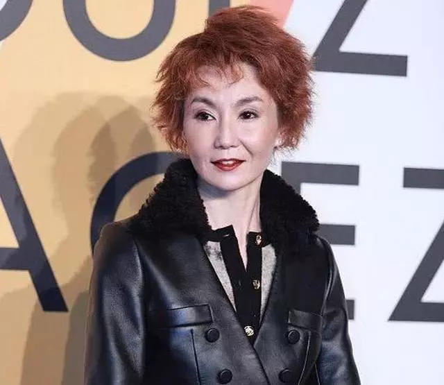54歲張曼玉罕見現身,化濃妝遮蓋老成這樣?網友:歲月對她太殘忍!