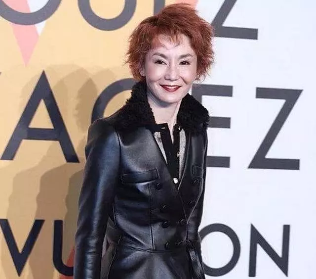 54歲張曼玉罕見現身,化濃妝遮蓋老成這樣?網友:歲月對她太殘忍!