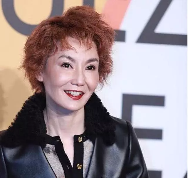 54歲張曼玉罕見現身,化濃妝遮蓋老成這樣?網友:歲月對她太殘忍!