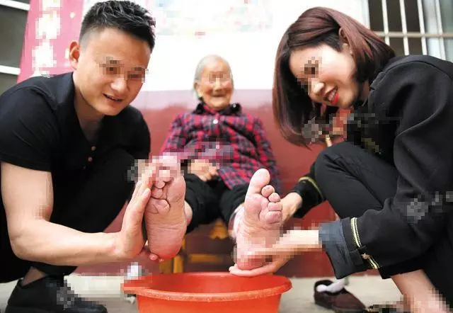母親老了被3兒子丟養老院,大侄子接回家後,發財了,3兒子蒙了