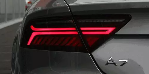 堵了3小時,前面的車竟用尾燈放了一部電影?