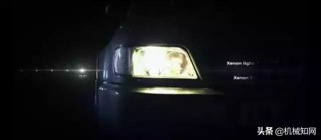 堵了3小時,前面的車竟用尾燈放了一部電影?