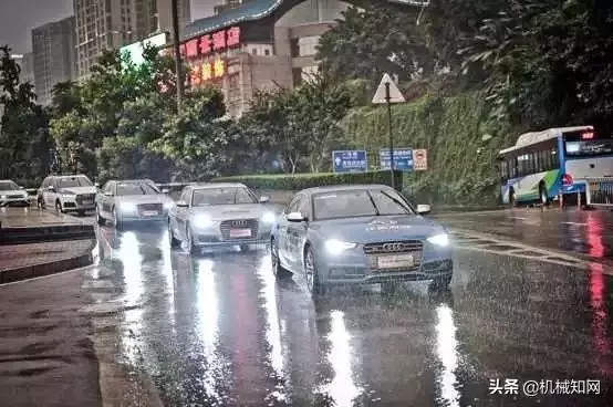堵了3小時,前面的車竟用尾燈放了一部電影?