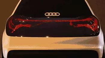 堵了3小時,前面的車竟用尾燈放了一部電影?