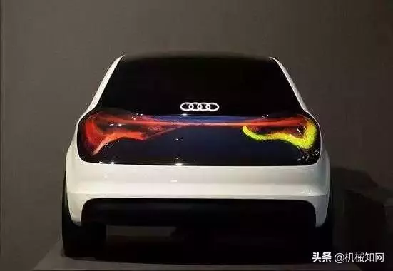 堵了3小時,前面的車竟用尾燈放了一部電影?
