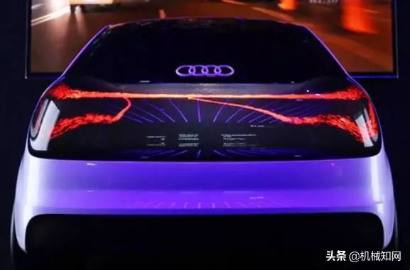 堵了3小時,前面的車竟用尾燈放了一部電影?