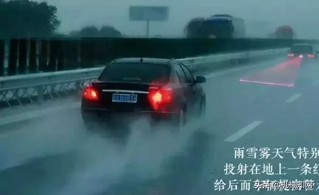 堵了3小時,前面的車竟用尾燈放了一部電影?