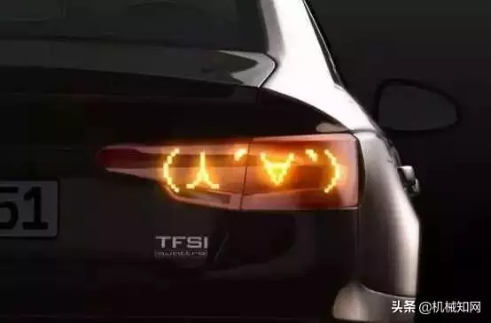 堵了3小時,前面的車竟用尾燈放了一部電影?