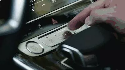 堵了3小時,前面的車竟用尾燈放了一部電影?